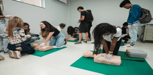 Feira de Profissões promove treinamento de 240 estudantes em reanimação cardiopulmonar com manequins feitos de material reciclável